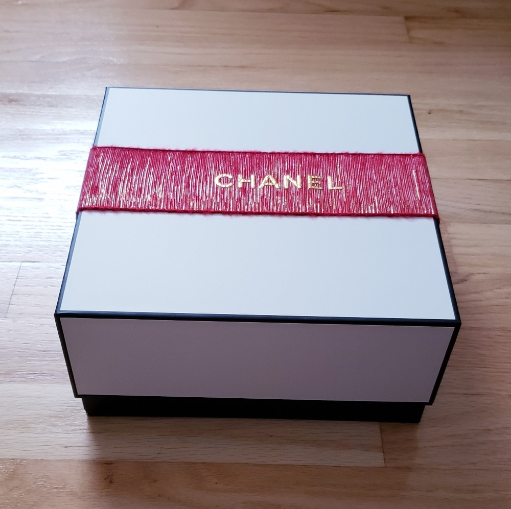 Chanel Gift Box - Picture 6 of 9